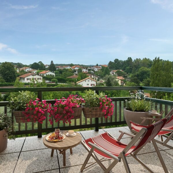 Terrasse aménagée d'un logement neuf, programme Baketsua AEDIFIM