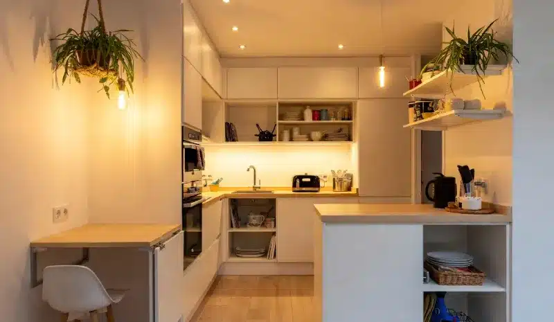 Cuisine optimisée dans un petit appartement neuf